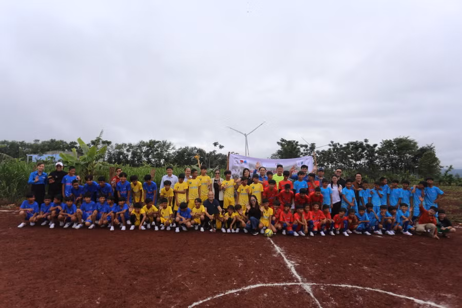 Các em nhỏ người Jrai ở xã Chư Don được xúng xính trong những bộ quần áo mới. Ảnh: Văn Ngọc