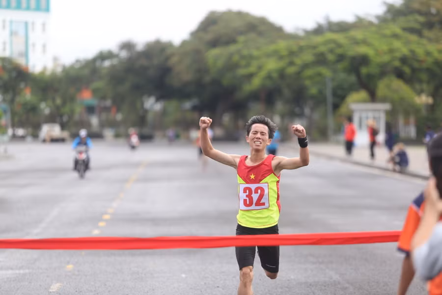 VĐV Lê Văn Thành vỡ òa khi giành huy chương vàng cho đoàn Đak Lak. Ảnh: Văn Ngọc