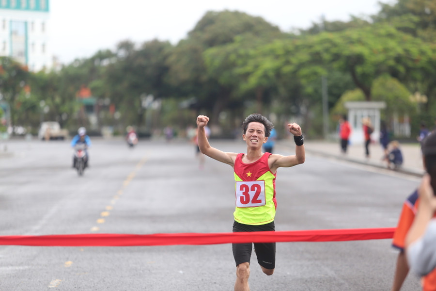 VĐV Lê Văn Thành vỡ òa khi giành huy chương vàng cho đoàn Đak Lak. Ảnh: Văn Ngọc