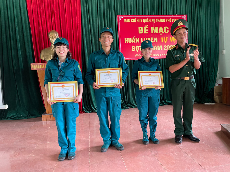 Ban Chỉ huy Quân sự TP. Pleiku trao Giấy khen cho 3 chiến sĩ có thành tích xuất sắc trong khóa huấn luyện. Ảnh: Văn Ngọc