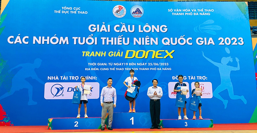 Tay vợt Khả Ngân trên bục nhận huy chương bạc nội dung đơn nữ lứa tuổi U11 ở giải đấu. Ảnh: Hùng Nguyễn