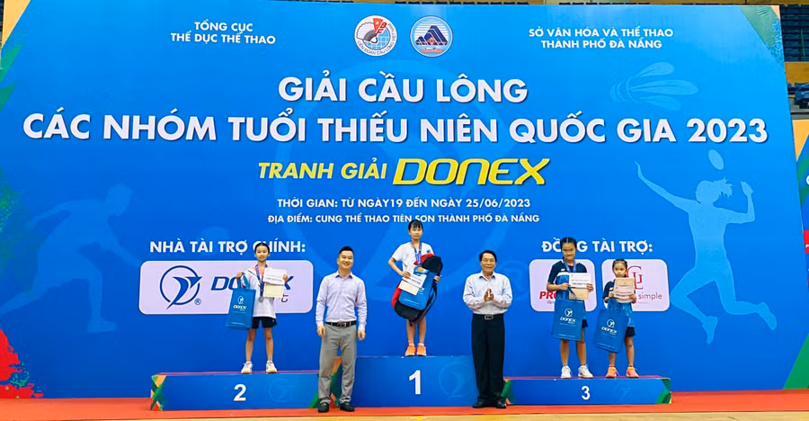 Tay vợt Khả Ngân trên bục nhận huy chương bạc nội dung đơn nữ lứa tuổi U11 ở giải đấu. Ảnh: Hùng Nguyễn