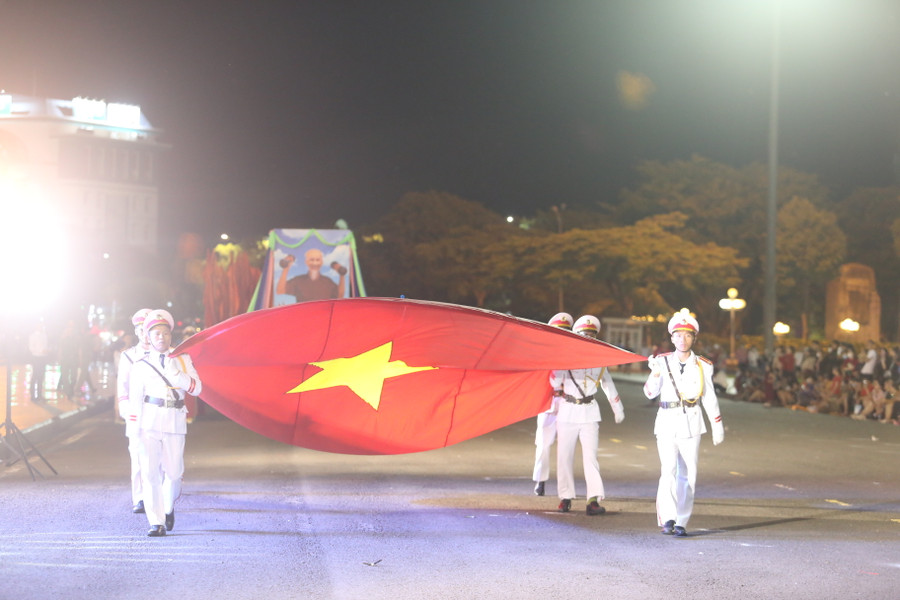 Màn diễu hành mở đầu bằng nghi lễ rước quốc kỳ qua lễ đài. Ảnh: Văn Ngọc