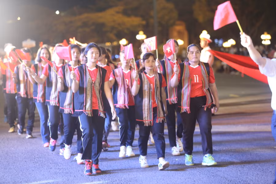 Màn diễu hành ấn tượng của đoàn VĐV tỉnh Kon Tum. Ảnh: Văn Ngọc