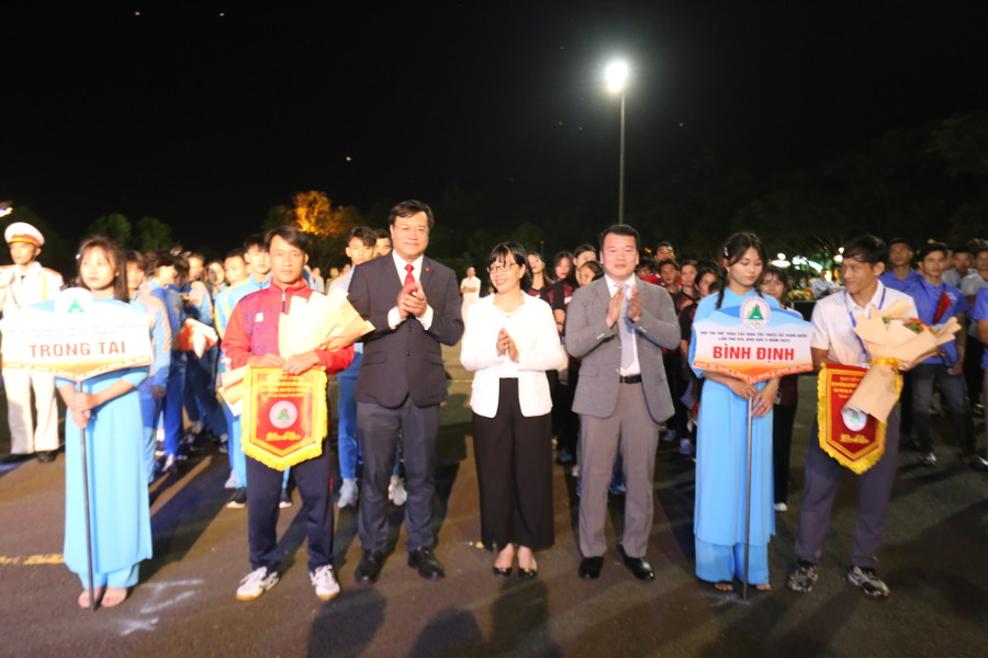 Các đại biểu tặng hoa cho đại diện đoàn VĐV tham gia Hội thi. Ảnh: Văn Ngọc