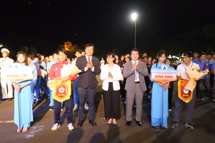 Các đại biểu tặng hoa cho đại diện đoàn VĐV tham gia Hội thi. Ảnh: Văn Ngọc