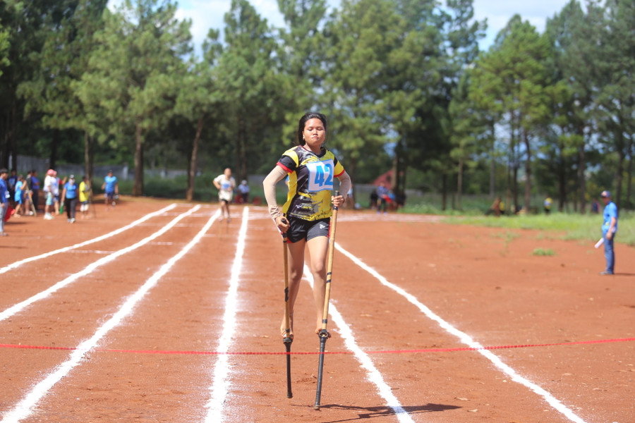 Rơ Châm Dác một mình một ngựa về đích ở cự ly 300 m nữ. Ảnh: Văn Ngọc