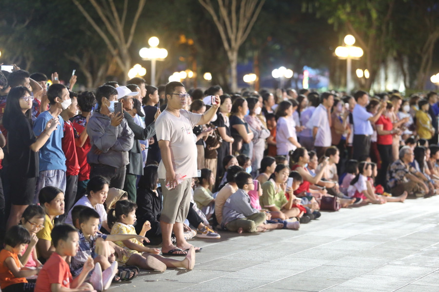 Chương trình khai mạc đặc sắc đã thu hút đông đảo người dân Phố núi. Ảnh: Văn Ngọc