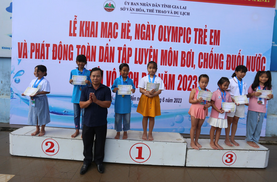 Ban tổ chức đã trao 36 bộ huy chương cho các vận động viên xuất sắc nhất. Ảnh: Văn Ngọc Ban tổ chức đã trao 36 bộ huy chương cho các vận động viên xuất sắc nhất. Ảnh: Văn Ngọc