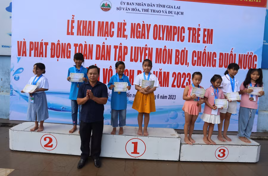 Ban tổ chức đã trao 36 bộ huy chương cho các vận động viên xuất sắc nhất. Ảnh: Văn Ngọc