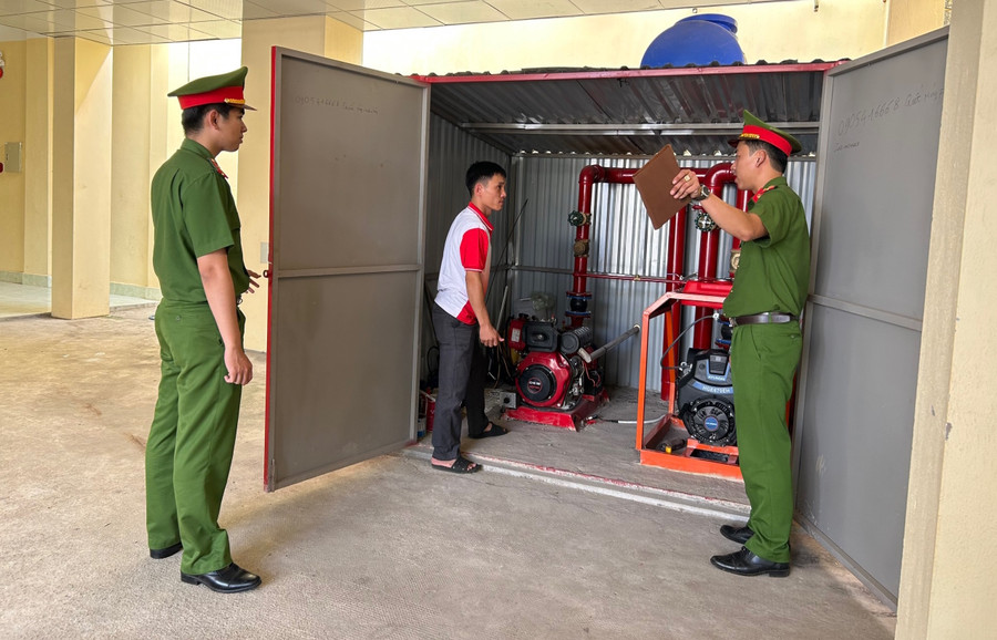 Lực lượng Công an đã hoàn tất kiểm tra công tác đảm bảo an toàn PCCC ở 41 điểm thi trong toàn tỉnh. Ảnh: Văn Thái Lực lượng Công an đã hoàn tất kiểm tra công tác đảm bảo an toàn PCCC ở 41 điểm thi trong toàn tỉnh. Ảnh: Văn Thái