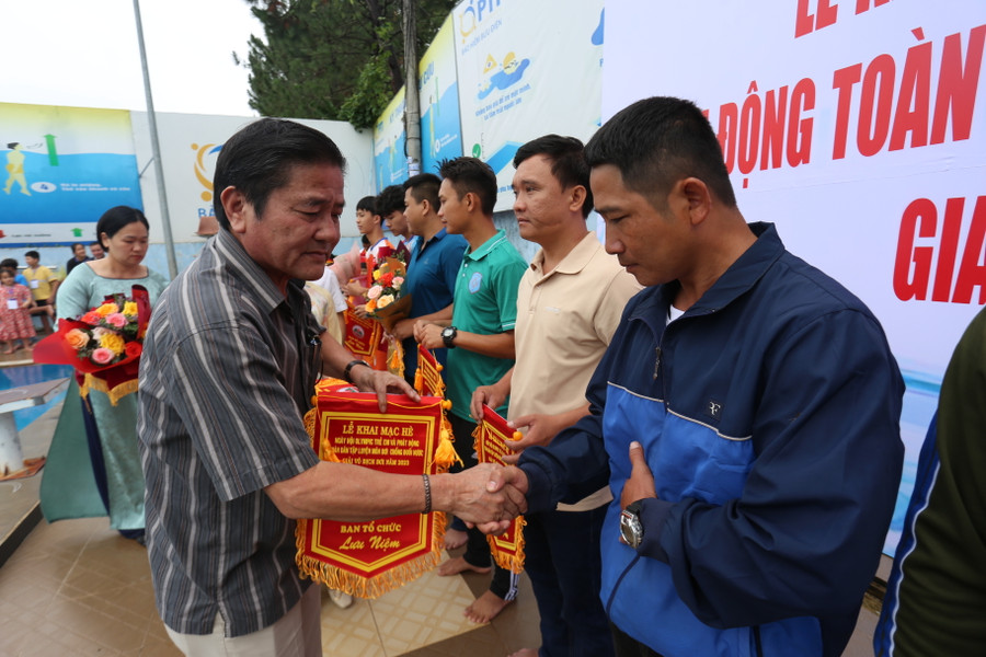 Ban tổ chức trao cờ lưu niệm cho các đơn vị tham gia buổi lễ. Ảnh: Văn Ngọc Ban tổ chức trao cờ lưu niệm cho các đơn vị tham gia buổi lễ. Ảnh: Văn Ngọc