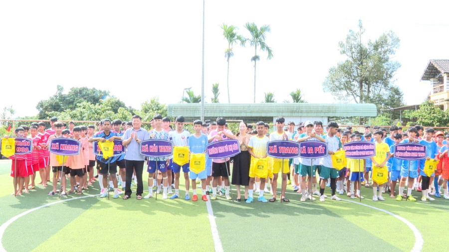 Gần 120 cầu thủ ở lứa tuổi thiếu niên sẽ tranh tài tại giải đấu. Ảnh: Văn Ngọc