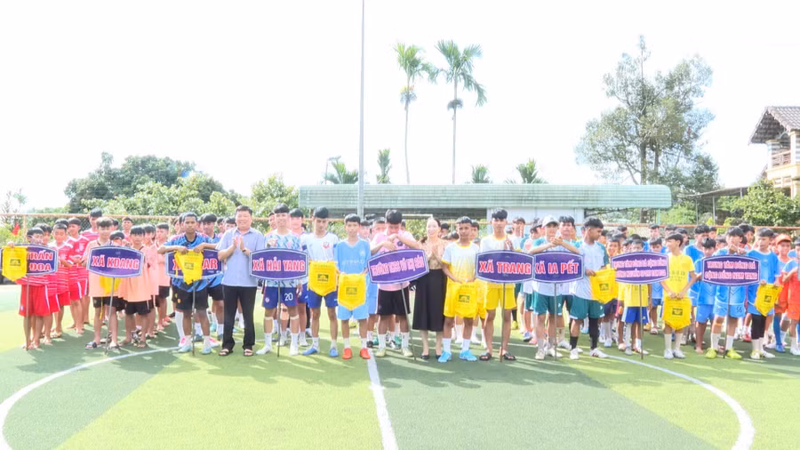 Gần 120 cầu thủ ở lứa tuổi thiếu niên sẽ tranh tài tại giải đấu. Ảnh: Văn Ngọc