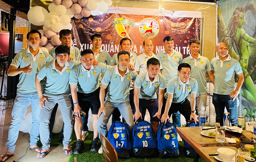 Hội Doanh nhân trẻ Gia Lai tham gia giải đấu với 13 cầu thủ. Ảnh: Văn Ngọc