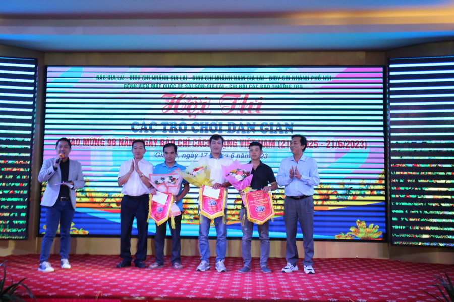 Ban tổ chức trao giải cho các đội thi xuất sắc nhất ở môn kéo co. Ảnh: Văn Ngọc Ban tổ chức trao giải cho các đội thi xuất sắc nhất ở môn kéo co. Ảnh: Văn Ngọc