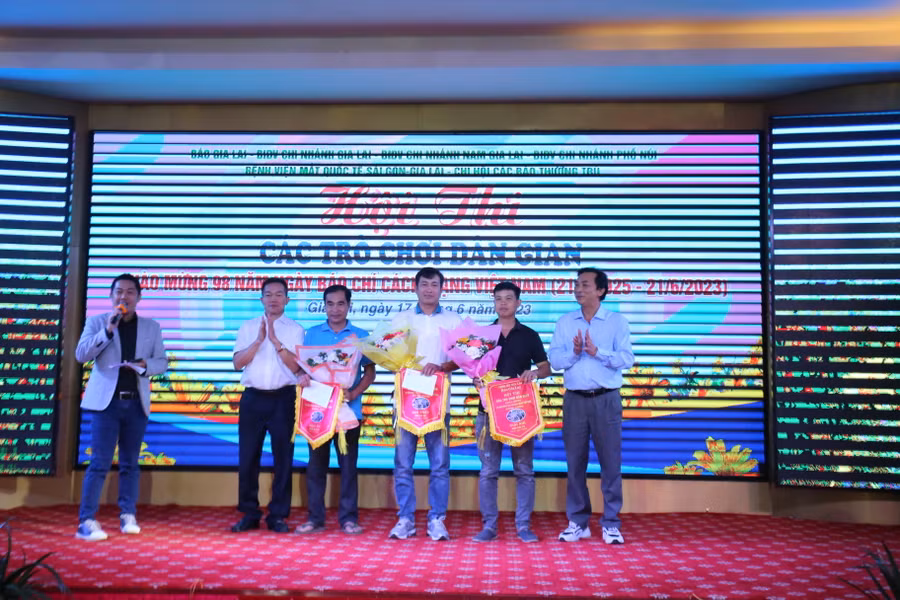 Ban tổ chức trao giải cho các đội thi xuất sắc nhất ở môn kéo co. Ảnh: Văn Ngọc