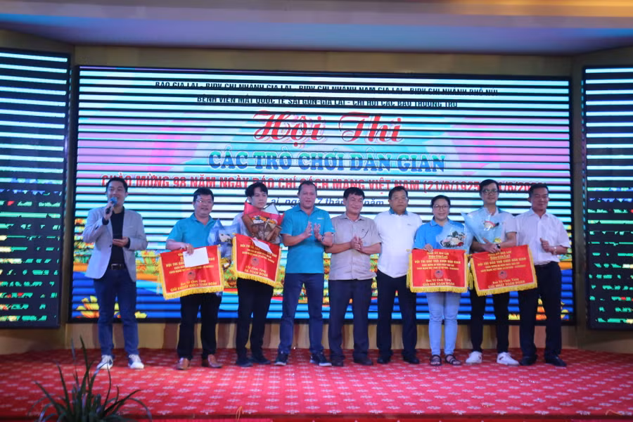 Ban tổ chức trao giải toàn đoàn cho các đơn vị xuất sắc nhất tại Hội thi. Ảnh: Văn Ngọc