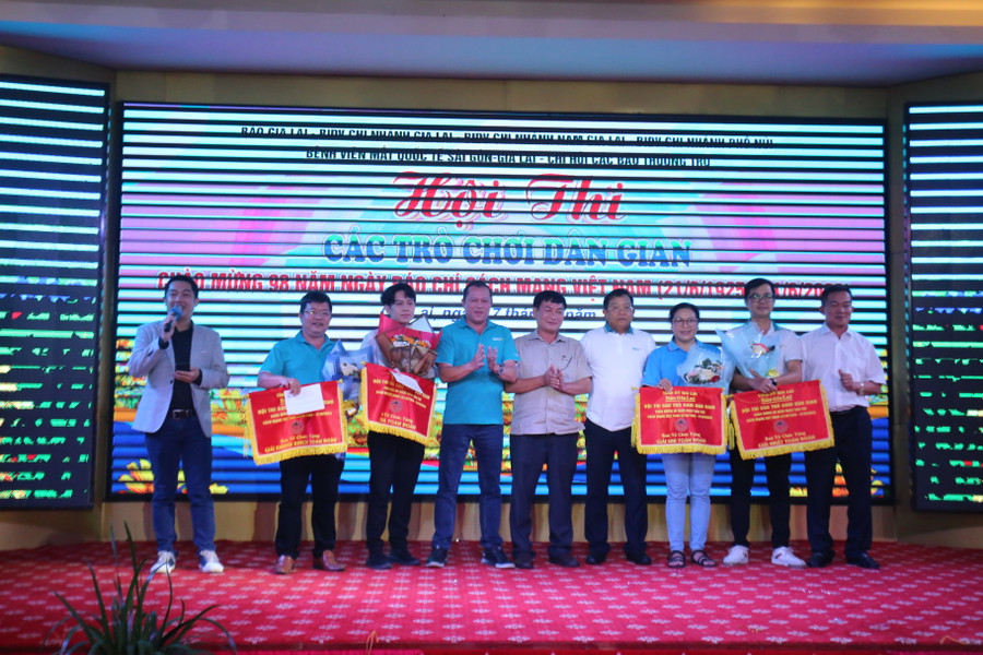 Ban tổ chức trao giải toàn đoàn cho các đơn vị xuất sắc nhất tại Hội thi. Ảnh: Văn Ngọc Ban tổ chức trao giải toàn đoàn cho các đơn vị xuất sắc nhất tại Hội thi. Ảnh: Văn Ngọc