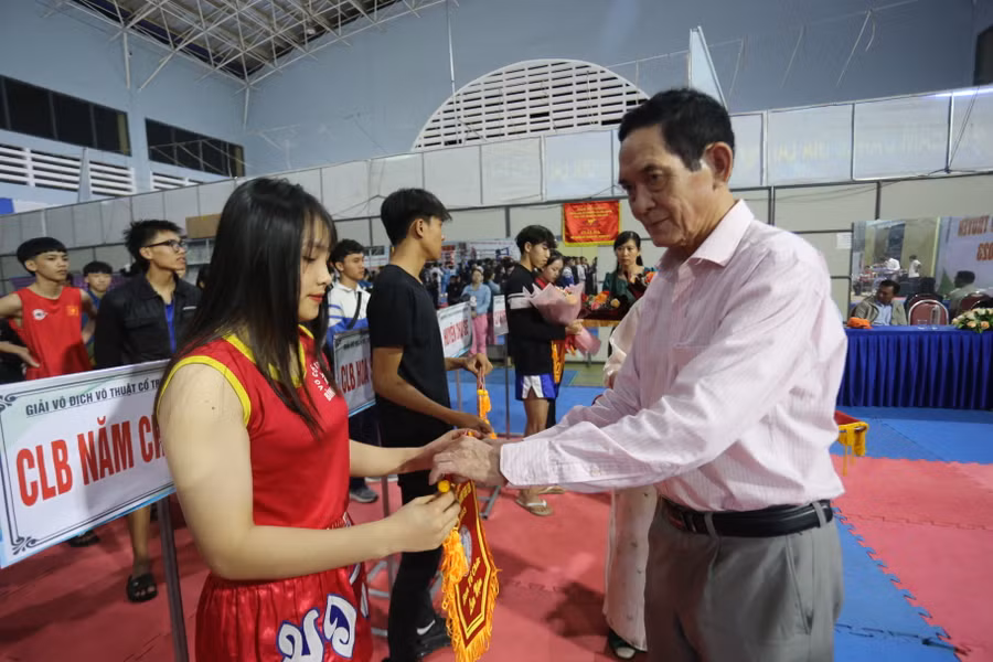 Ban tổ chức tặng cờ lưu niệm cho các câu lạc bộ tham gia giải. Ảnh: Văn Ngọc