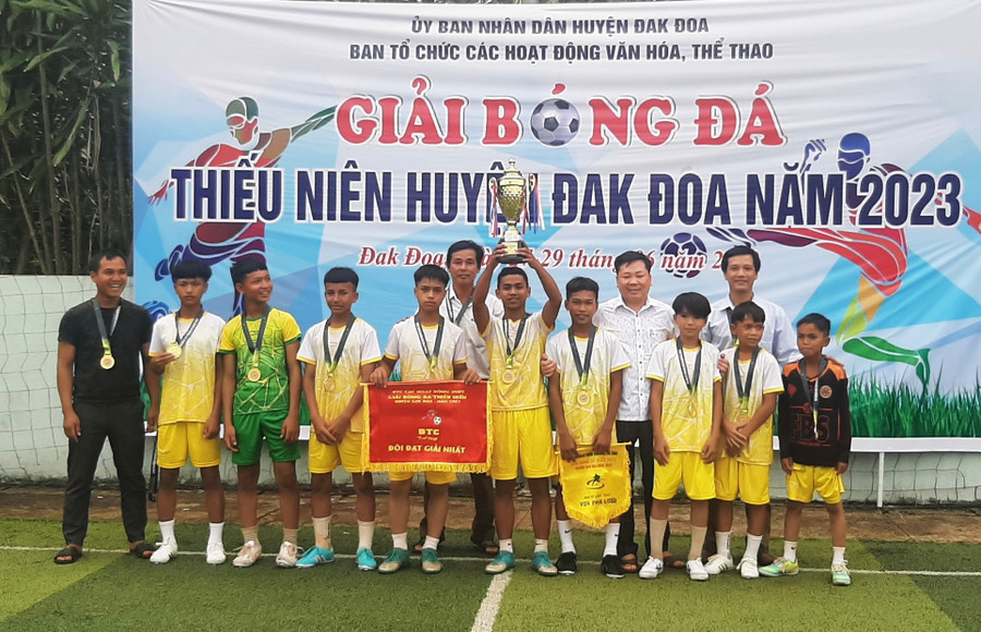 Các cầu thủ xã Trang đã giành chức vô địch sau chiến thắng đậm đà. Ảnh: Nguyễn Hồng Các cầu thủ xã Trang đã giành chức vô địch sau chiến thắng đậm đà. Ảnh: Nguyễn Hồng