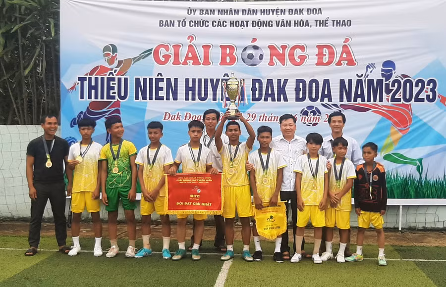 Các cầu thủ xã Trang đã giành chức vô địch sau chiến thắng đậm đà. Ảnh: Nguyễn Hồng