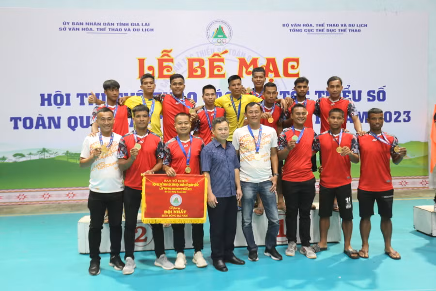 Đội Bóng đá nam Gia Lai giành huy chương vàng ở Hội thi. Ảnh: Văn Ngọc