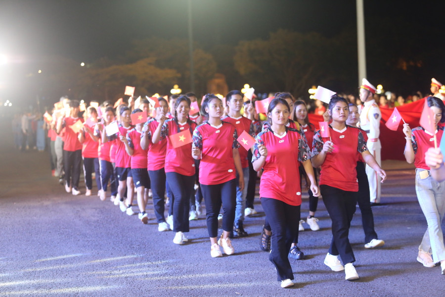 Các VĐV Gia Lai hào hứng diễu hành trong lễ khai mạc. Ảnh: Văn Ngọc