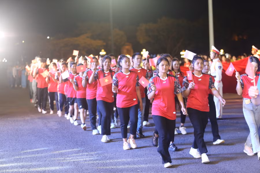 Các VĐV Gia Lai hào hứng diễu hành trong lễ khai mạc. Ảnh: Văn Ngọc