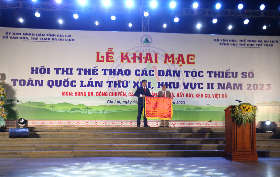 Lãnh đạo Tổng cục TDTT trao Cờ đăng cai cho đơn vị chủ nhà Gia Lai. Ảnh: Văn Ngọc