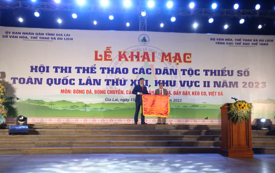 Lãnh đạo Tổng cục TDTT trao Cờ đăng cai cho đơn vị chủ nhà Gia Lai. Ảnh: Văn Ngọc