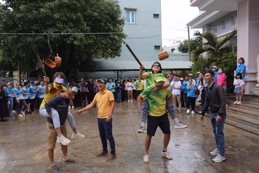 Trò chơi bịt mắt đập niêu đã mang lại nhiều tiếng cười cho các cổ động viên. Ảnh: Văn Ngọc