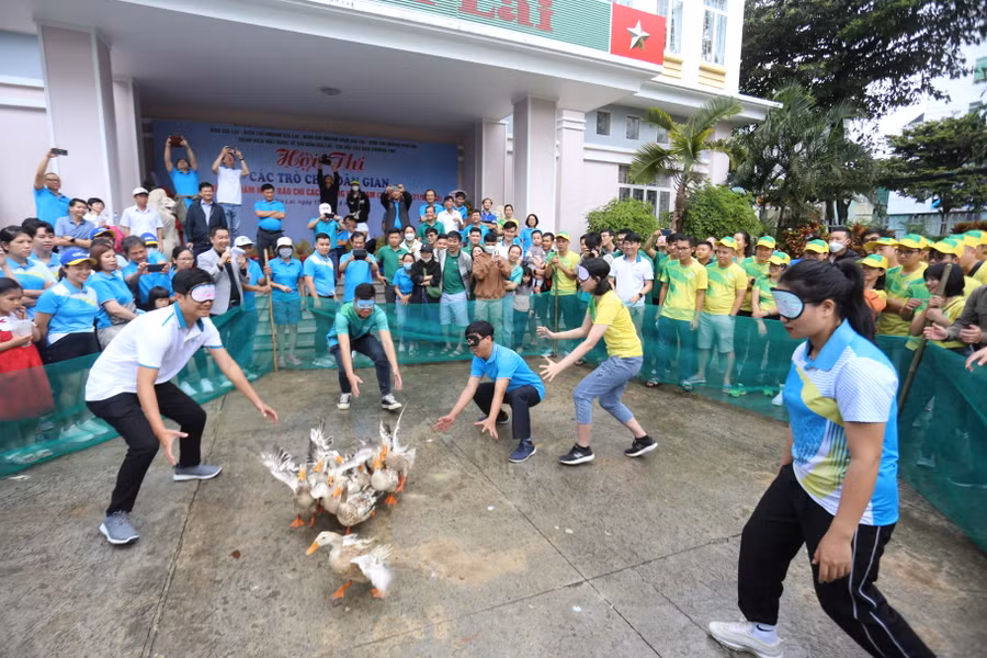 Trò chơi bịt mắt bắt vịt tạo ra bầu không khí vui nhộn cho hội thi. Ảnh: Văn Ngọc