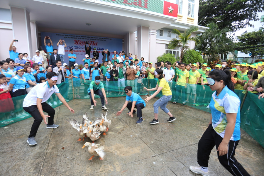 Trò chơi bịt mắt bắt vịt tạo ra bầu không khí vui nhộn cho hội thi. Ảnh: Văn Ngọc Trò chơi bịt mắt bắt vịt tạo ra bầu không khí vui nhộn cho hội thi. Ảnh: Văn Ngọc