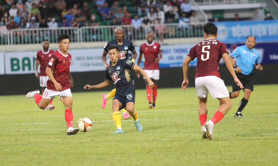 HAGL (giữa) đã gặp rất nhiều khó khăn trong việc triển khai các mảng miếng tấn công. Ảnh: Văn Ngọc