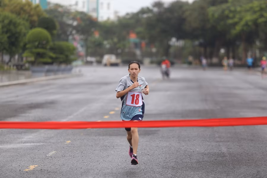 VĐV Lã Đàm Huyền Trang của đoàn Đak Nông đã cán đích một cách thuyết phục. Ảnh: Văn Ngọc