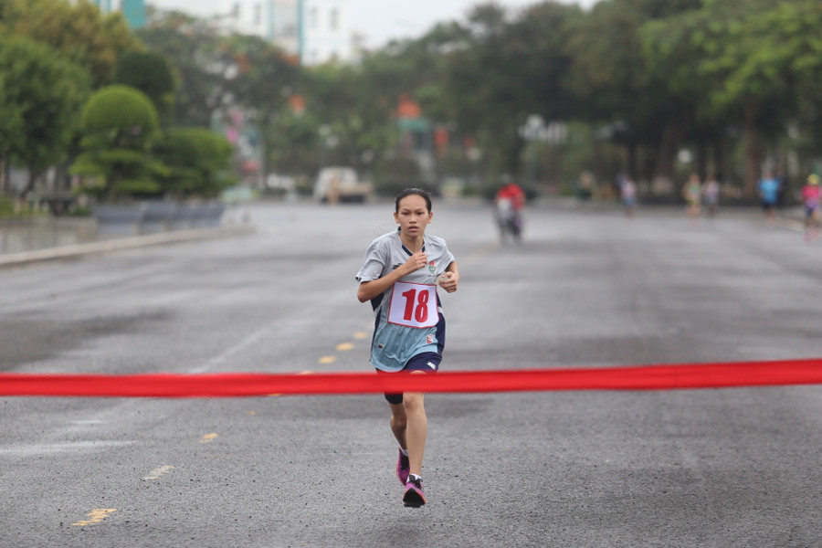 VĐV Lã Đàm Huyền Trang của đoàn Đak Nông đã cán đích một cách thuyết phục. Ảnh: Văn Ngọc