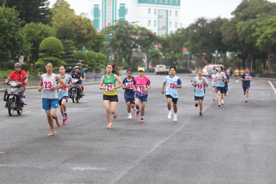 Các VĐV đã thi đấu đầy nỗ lực để giành huy chương cho đơn vị mình. Ảnh: Văn Ngọc