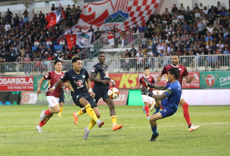 Pha bỏ lỡ khó tin của Paollo trong tình huống đối mặt. Ảnh: Văn Ngọc