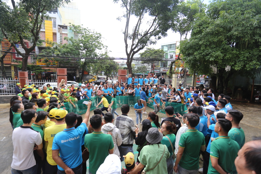 Các cổ động viên đã cổ vũ rất nồng nhiệt cho VĐV thi đấu. Ảnh: Văn Ngọc Các cổ động viên đã cổ vũ rất nồng nhiệt cho VĐV thi đấu. Ảnh: Văn Ngọc