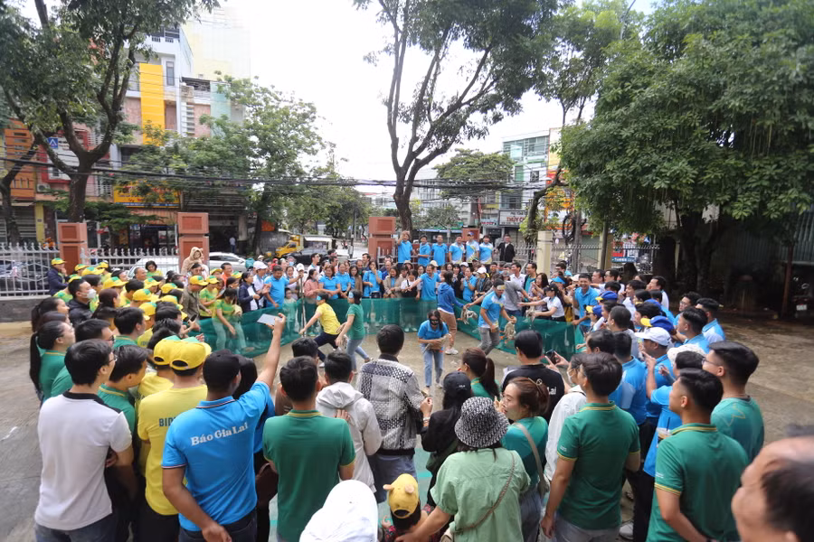 Các cổ động viên đã cổ vũ rất nồng nhiệt cho VĐV thi đấu. Ảnh: Văn Ngọc