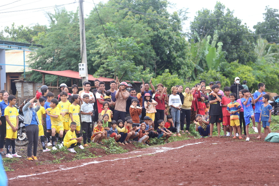 Đông đảo dân làng tập trung cổ vũ cho các em thi đấu. Ảnh: Văn Ngọc Đông đảo dân làng tập trung cổ vũ cho các em thi đấu. Ảnh: Văn Ngọc