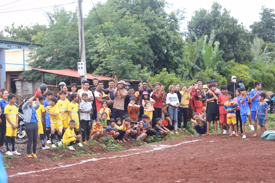 Đông đảo dân làng tập trung cổ vũ cho các em thi đấu. Ảnh: Văn Ngọc