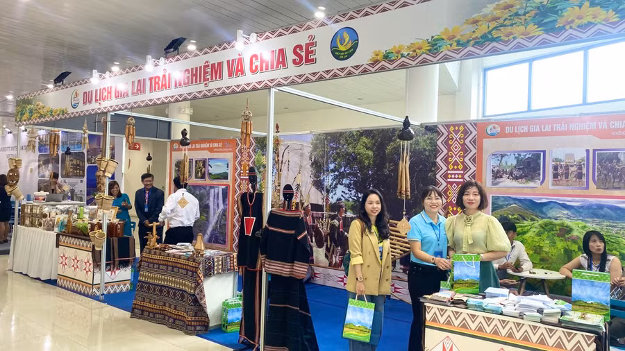 Gian trưng bày các sản phẩm du lịch, sản phẩm đặc trưng của Gia Lai. Ảnh: Võ Thanh Thảo