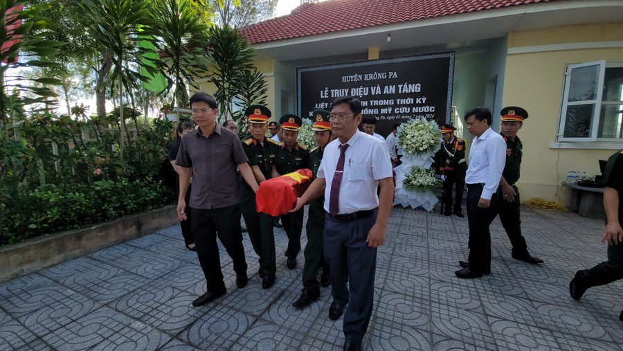 Lãnh đạo huyện Krông Pa tiến hành nghi lễ truy điệu và an táng liệt sĩ. Ảnh: Ngô Mạo Lãnh đạo huyện Krông Pa tiến hành nghi lễ truy điệu và an táng liệt sĩ. Ảnh: Ngô Mạo