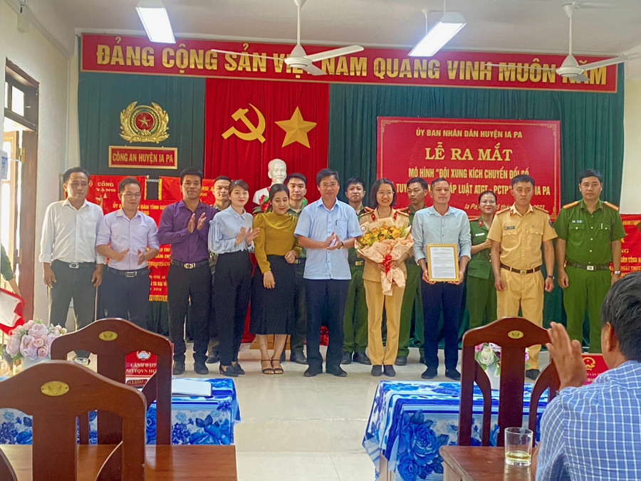 Các thành viên Đội xung kích chuyển đổi số tại buổi ra mắt. Ảnh: Mai Linh