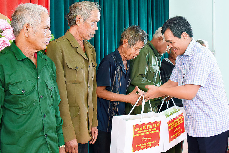 Bí thư Tỉnh ủy Hồ Văn Niên trao quà cho các gia đình chính sách của xã Ia Me nhân kỷ niệm Ngày Thương binh-Liệt sĩ (27-7). Ảnh: Đức Thụy