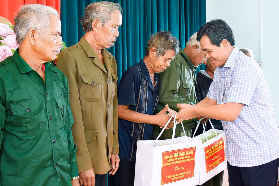 Bí thư Tỉnh ủy Hồ Văn Niên trao quà cho các gia đình chính sách của xã Ia Me nhân kỷ niệm Ngày Thương binh-Liệt sĩ (27-7). Ảnh: Đức Thụy Bí thư Tỉnh ủy Hồ Văn Niên trao quà cho các gia đình chính sách của xã Ia Me nhân kỷ niệm Ngày Thương binh-Liệt sĩ (27-7). Ảnh: Đức Thụy