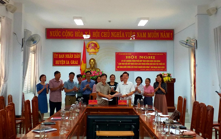 Thường trực UBND-Ủy ban MTTQ Việt Nam huyện Ia Grai ký kết chương trình phối hợp. Ảnh: Phương Lộc Thường trực UBND-Ủy ban MTTQ Việt Nam huyện Ia Grai ký kết chương trình phối hợp. Ảnh: Phương Lộc