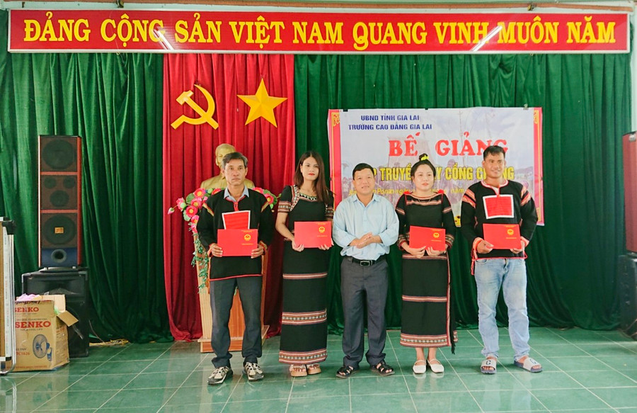 Đại diện lãnh đạo xã Chrôh Pơnan trao giấy chứng nhận cho các học viên tại lễ bế giảng. Ảnh: H&apos;Yuên